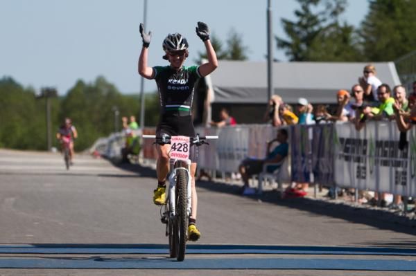 Mary McConneloug (Kenda / Seven / No Tubes) wins the Merida Bike Vysocina cross country stage.