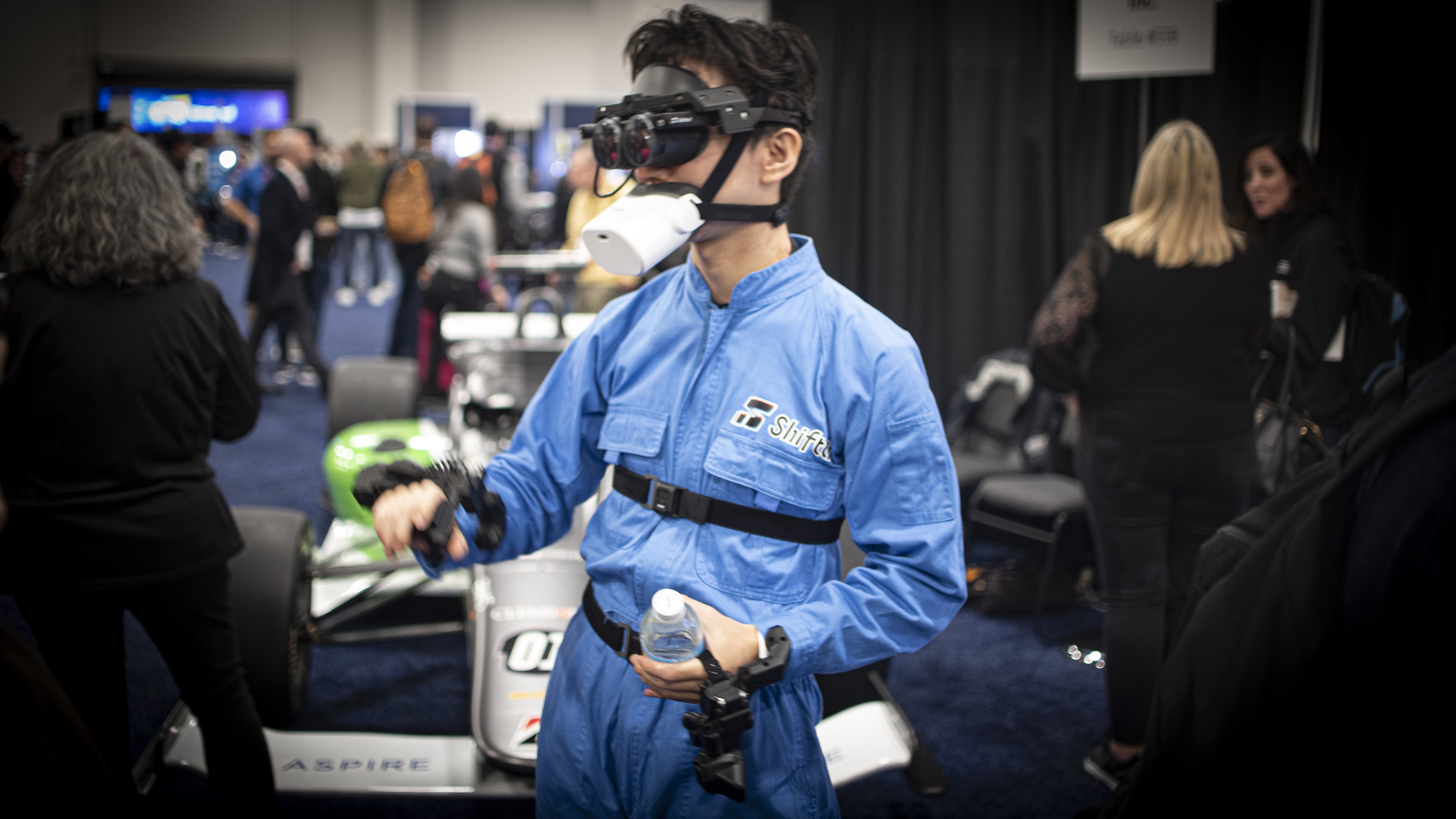 Microphone de confidentialité Shiftall Mutalk sur un homme portant un équipement VR
