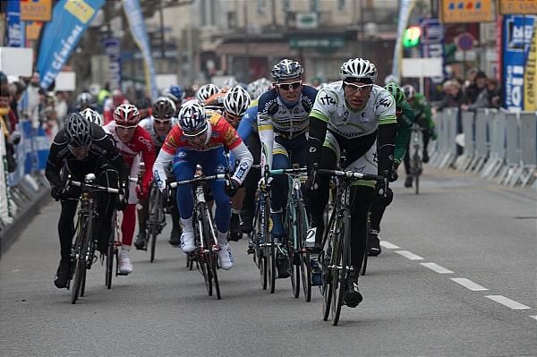 Marcel Kittel hits the front as the line approaches