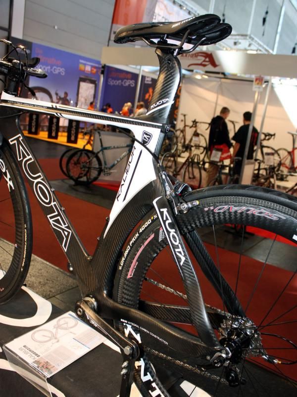 The deep-profile seat tube closely follows the curve of the rear wheel.