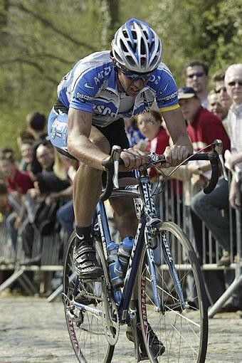 Leif Hoste (Discovery) toils up the Bosberg
