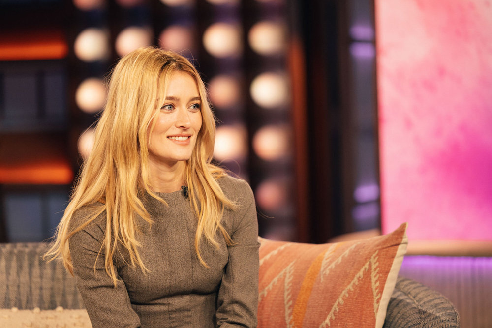 Sarah Pidgeon wore the collarless blazer trend to elevate dark-wash, straight-leg jeans