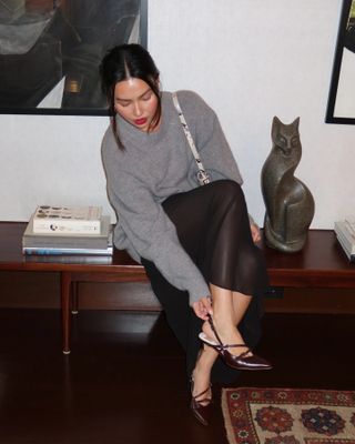 Frau in braunen Slingback-Heels und braunem Rock