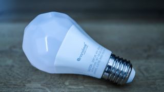 Nanoleaf Essentials smart lampa liggandes löst på bord.