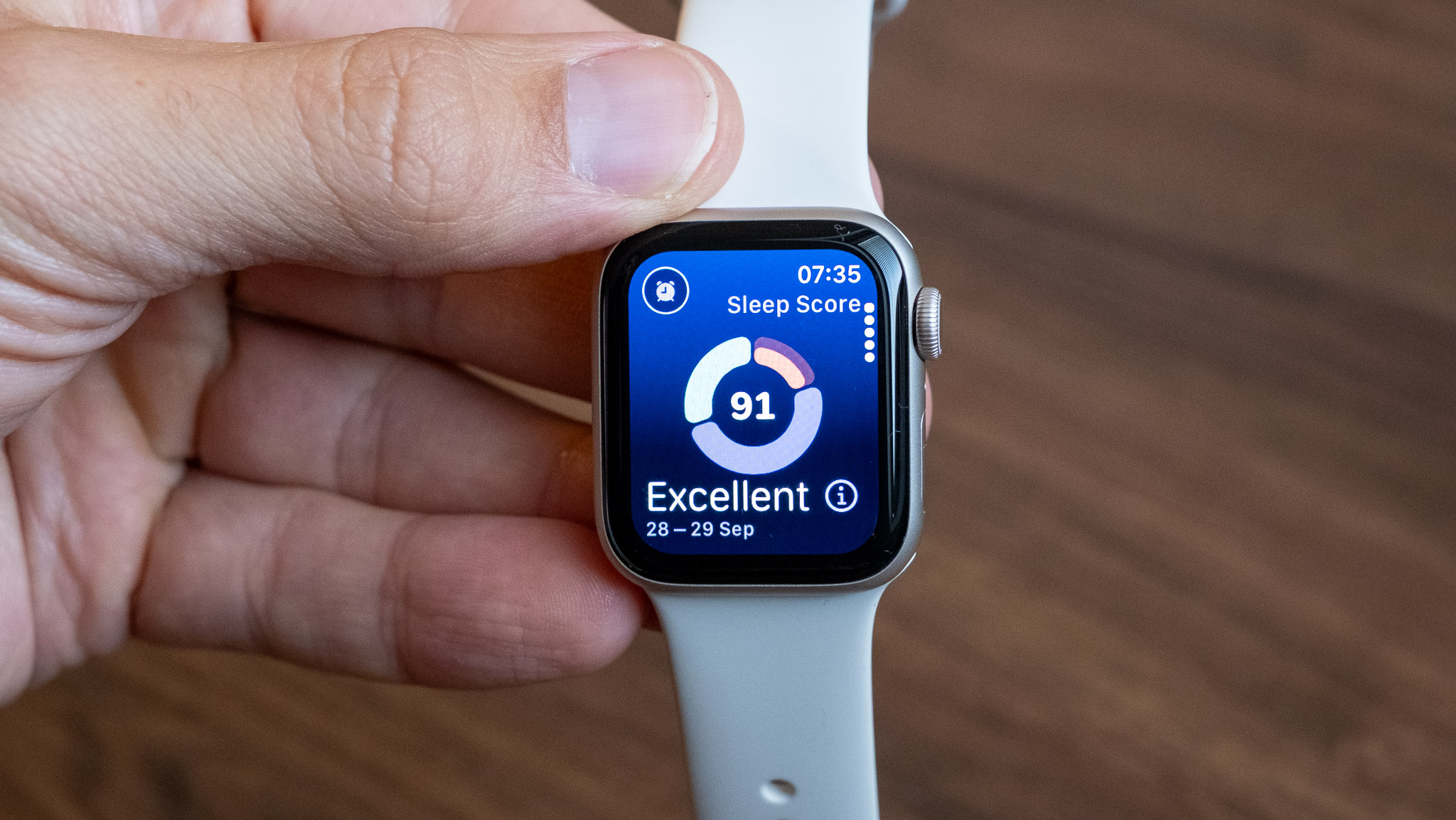 Apple Watch SE 3 in hand
