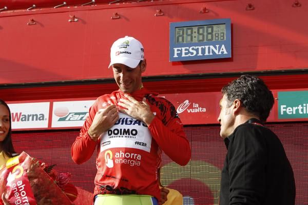 Vincenzo Nibali zips up his red leader's jersey.