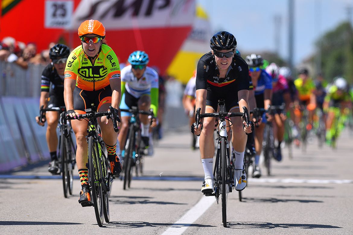 Jolien D'hoore (Wiggle-High5) wins in a photo finish with Chloe Hosking (Ale Cipollini)