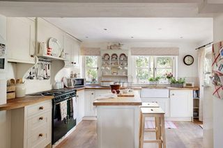 traditional country style cottage kitchen
