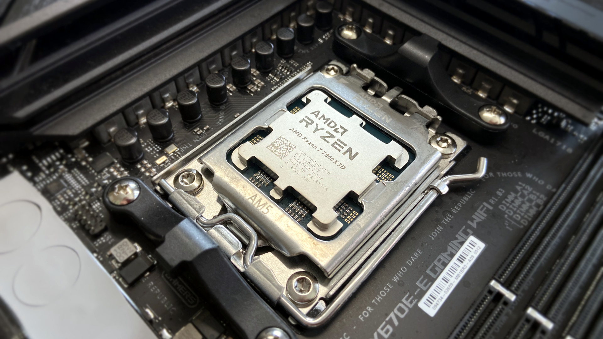 AMD Ryzen 7 7800X3D im Sockel