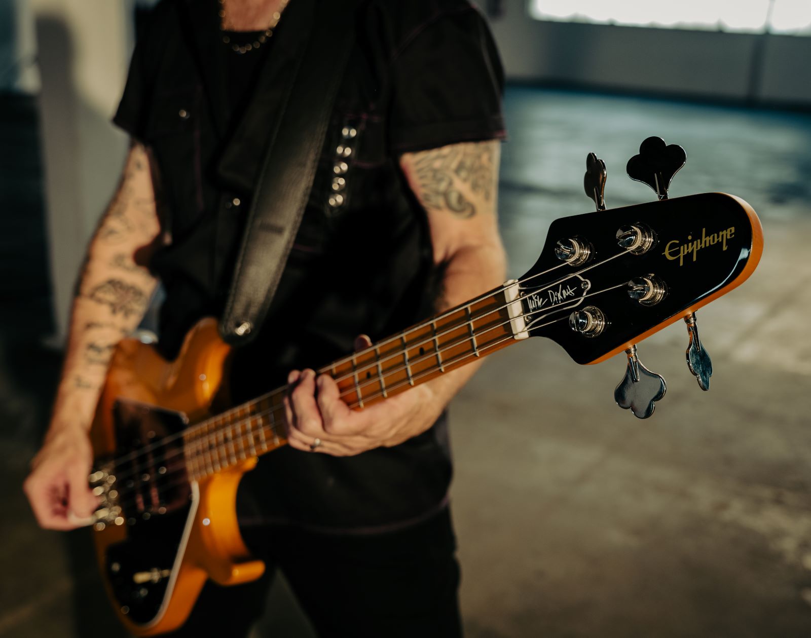 A photo showing a detail of the Mike Dirnt Epiphone Grabber G-3 Bass
