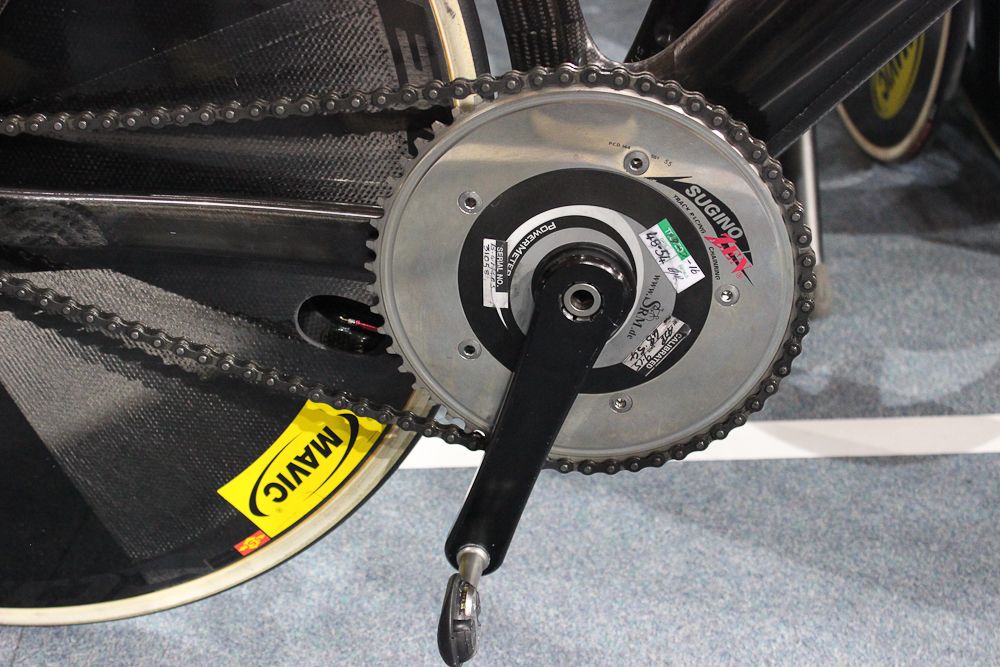 The Wiggins bike features a Sugino SG75 Super Zen chainring and SRM Powermeter .
