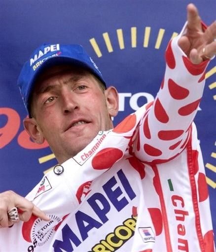 Italian Stefano Zanini puts on the polka-dot jersey of the best climber after the 1st stage of the 1998 Tour de France, 12 July in Dublin.