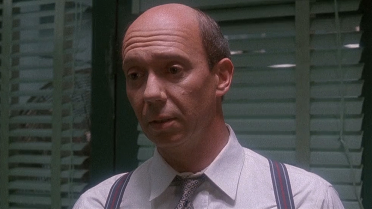 Dann Florek conversando sobre alcoolismo como capitão Cragen em direito & amp; Piloto do pedido