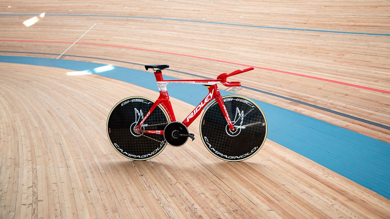 2019: After multiple failed attempts by riders, Victor Campenaerts stepped up with this Ridley Arena to take the record with 55.089km