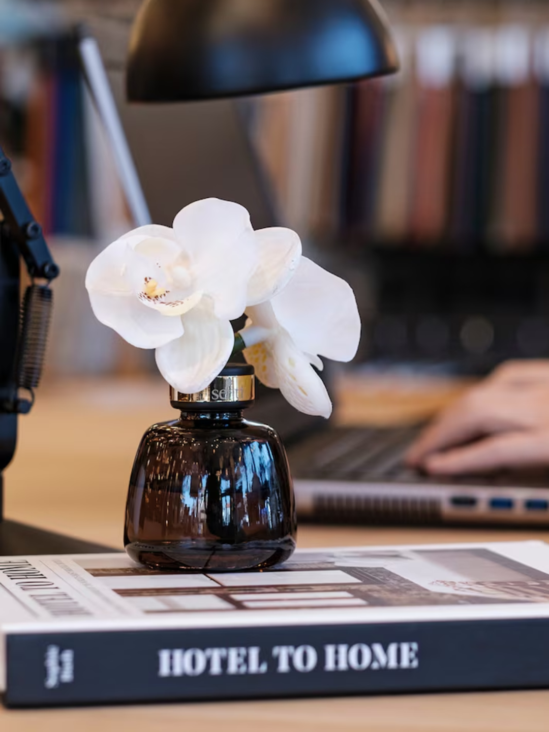 An orchid-shaped reed diffuser from Senti with pepper and spice scent