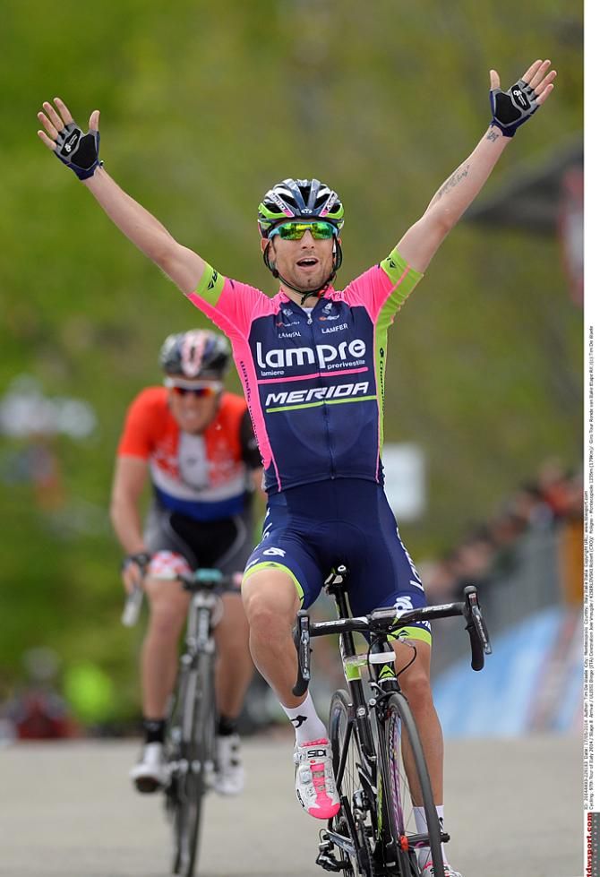 Diego Ulissi (Lampre-Merida) beats Robert Kiserlovski (Trek) to the line