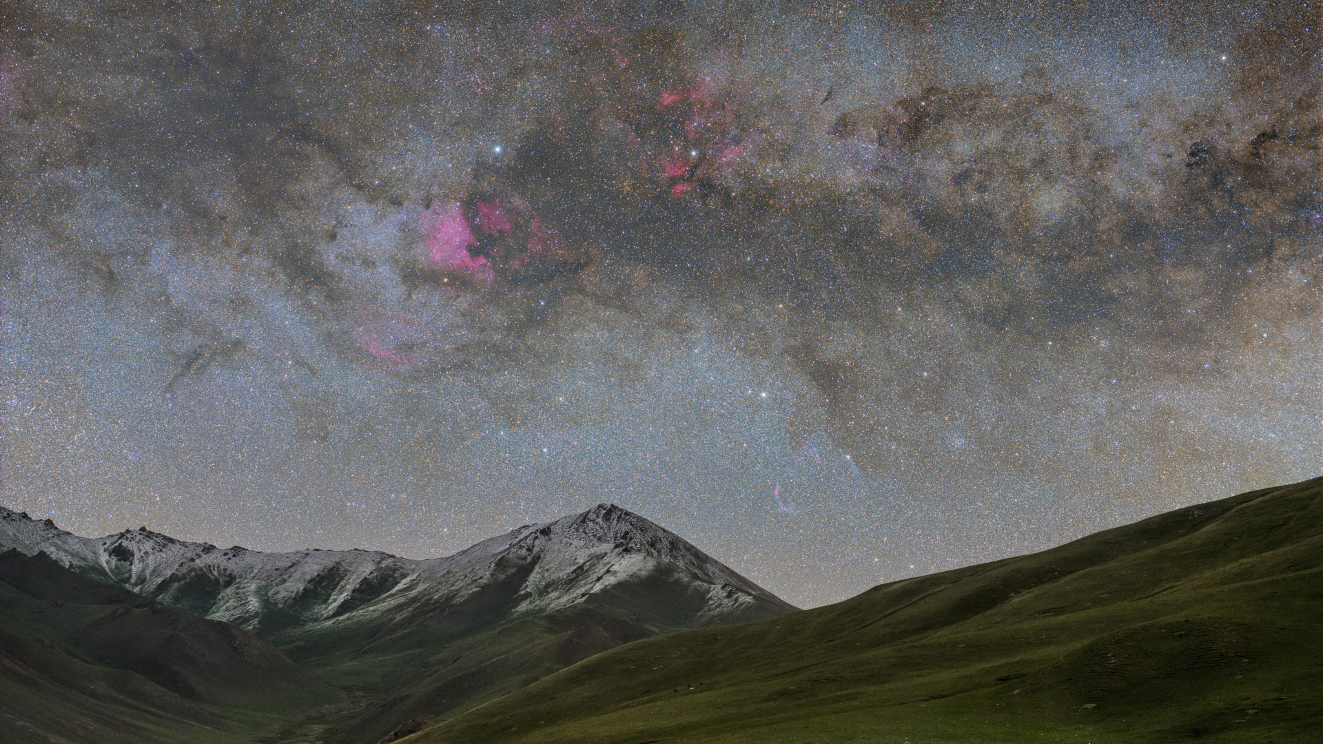  Beyond the horizon: Astrophotography under Kyrgyzstan's pristine dark skies 