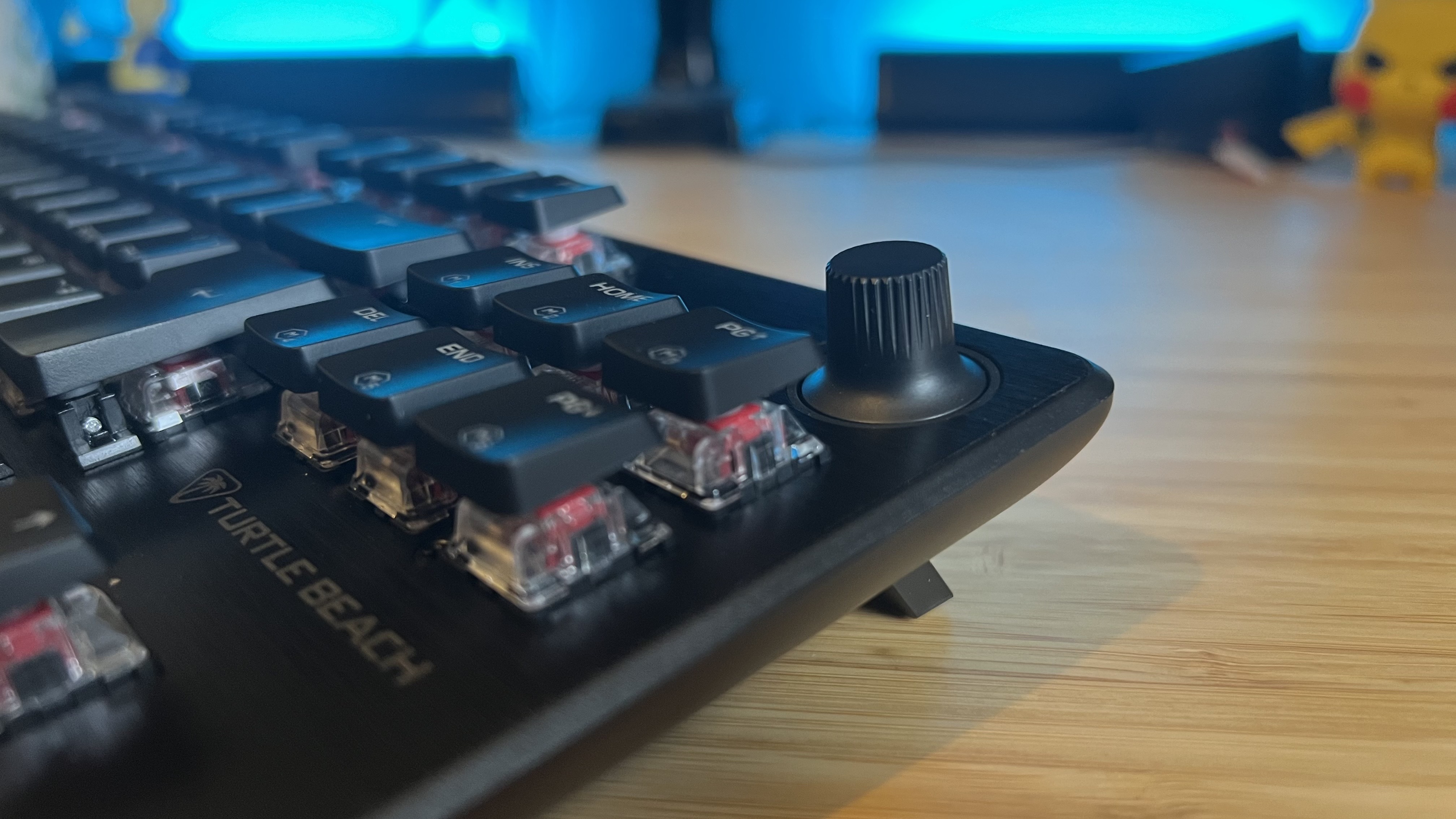 Close up on volume dial of Turtle Beach Vulcan II TKL gaming keyboard