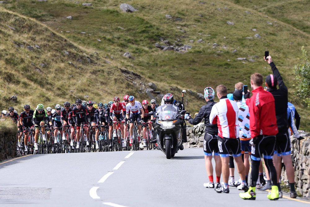 Peloton rides through the mountains of stage 1