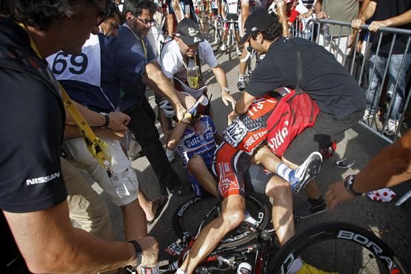Carlos Barredo (Quick Step) and Rui Costa (Caisse d'Epargne) rumble in Gueugnon after the stage finish.