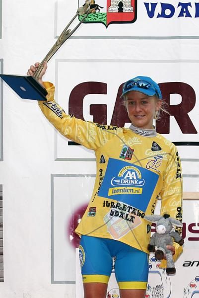 New race leader Emma Pooley (AA Drink-Leontien.nl)