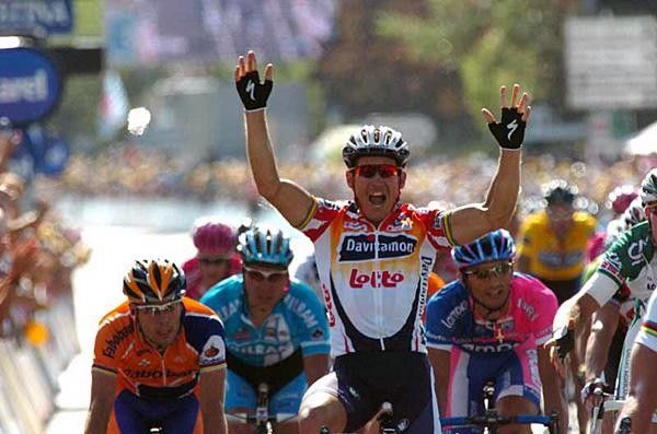 Robbie McEwen (Davitamon-Lotto) celebrates his first stage win