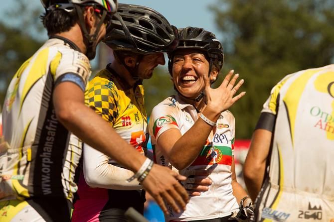 Valerio Ferreira proposes to his girlfriend Celina Carpinteiro at the finish line