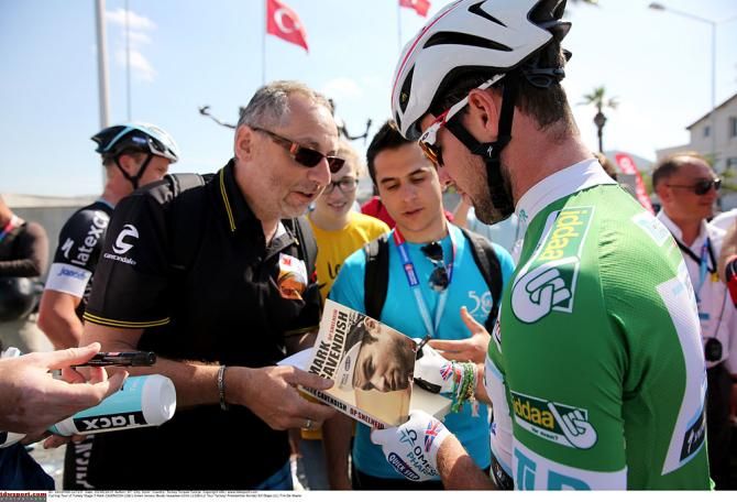 Mark Cavendish signs autographs