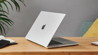 MacBook Pro 16 tum på ett träbord i ett modernt kontor
