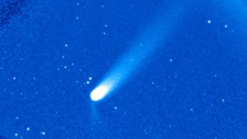 Watch comet PANSTARRS 'switch on' its second tail as it makes closest approach to Earth