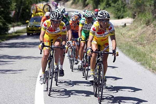 Manuele Mori (r) and Marco Pinotti (l) ride together during stage 7