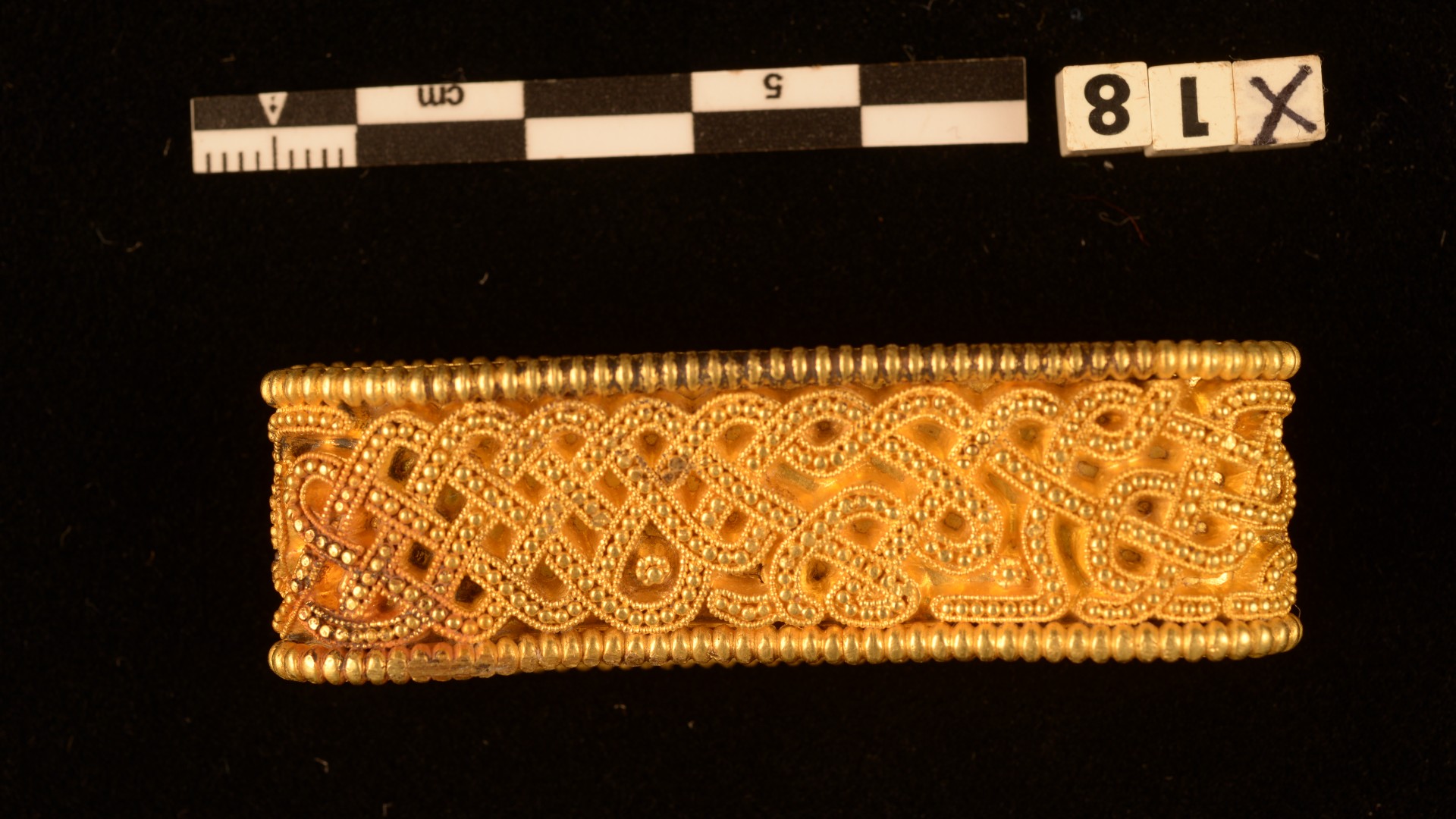 Ein goldenes Armband aus dem Hort.