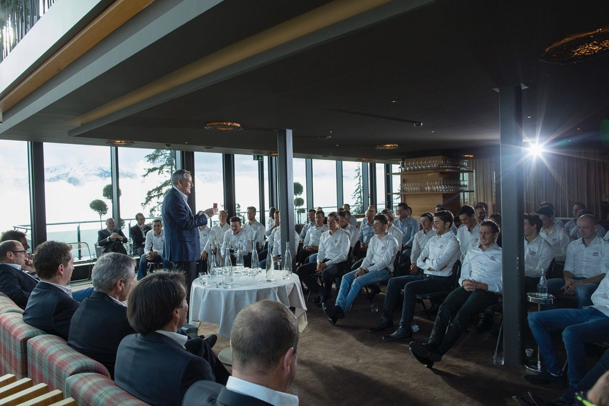 Michel Th&eacute;taz addresses the team in Crans Montana