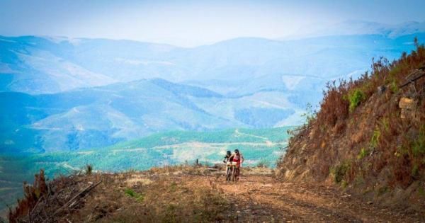 Two lone leaders tackle the Mamba climb