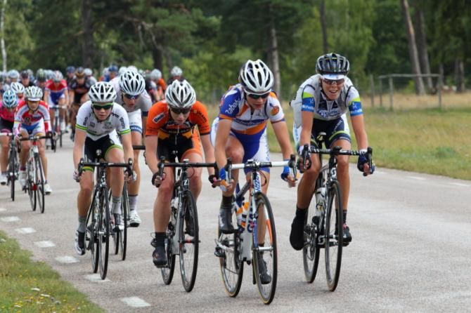 The bunch sits behind Worrack, content for her to be away