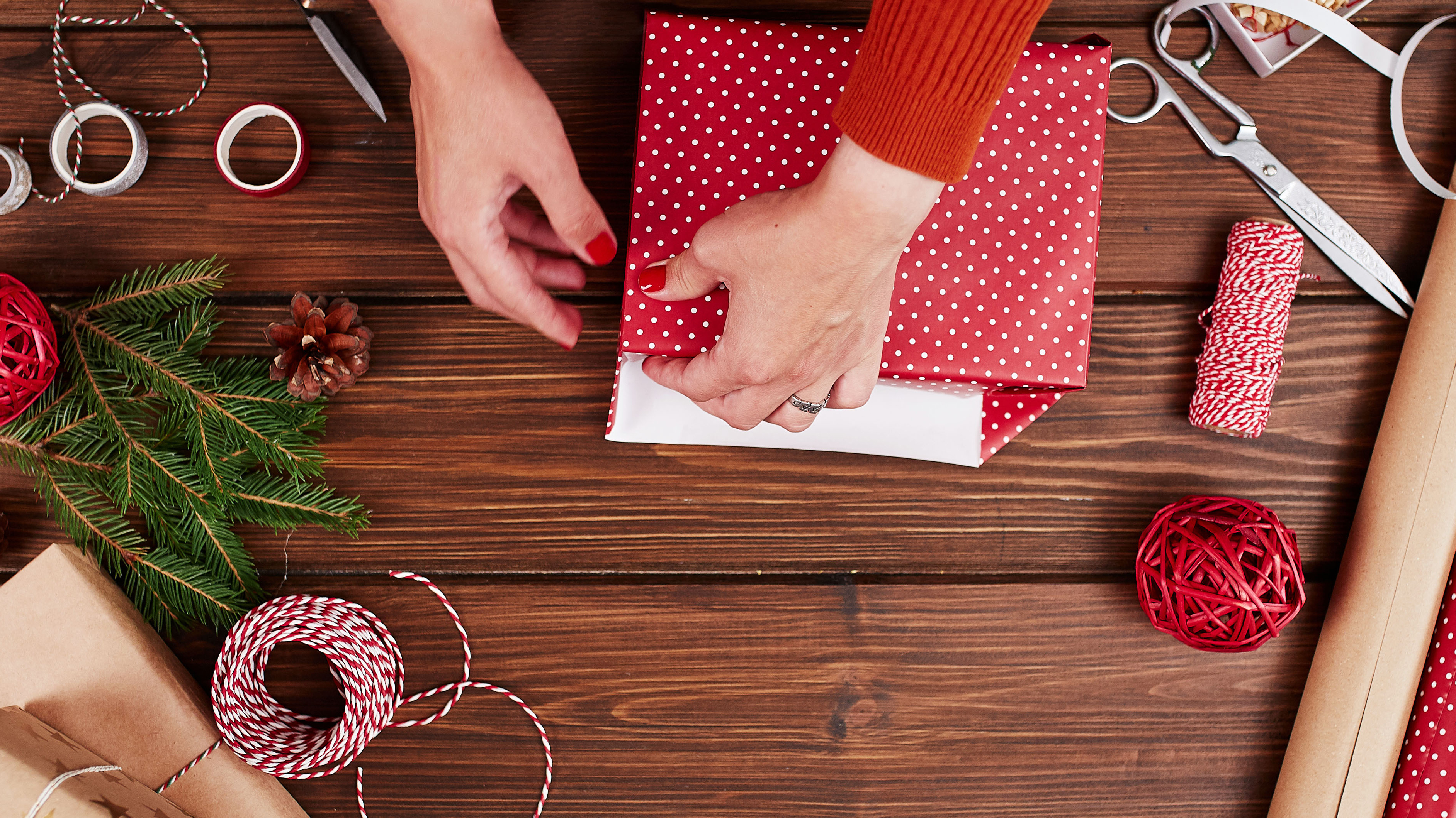 Folding ends of giftwrap