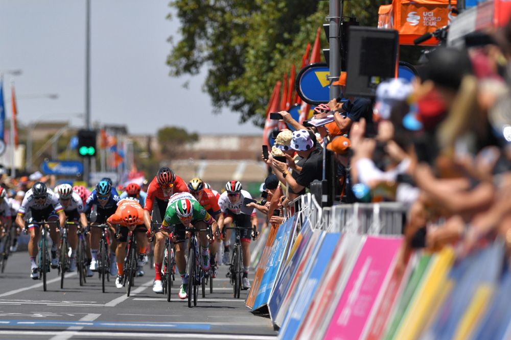 Elia Viviani (Deceuninck - Quick-Step) tucked low and stayed close to the barriers