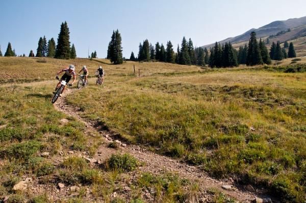 Matthys Beueks (Squirt Lube) leads racers down Gold Dust trail.