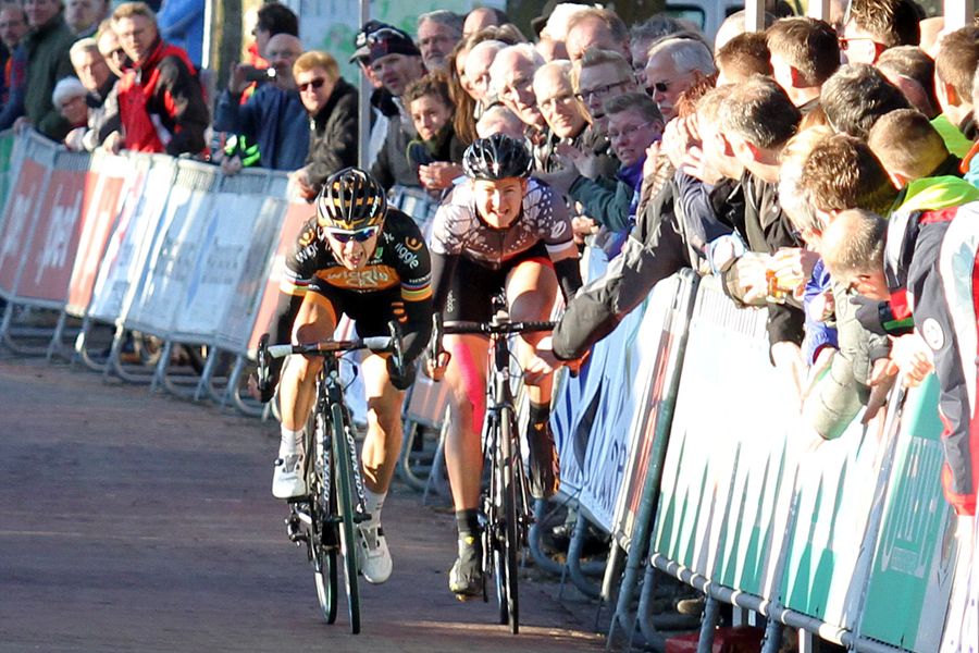 The spectator grabs hold of Loren Rowney's (Velocio-SRAM) handlebars as she sprints past