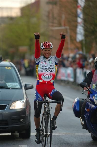 Nico Sijmens wins the 2004 GP Pino Cerami.