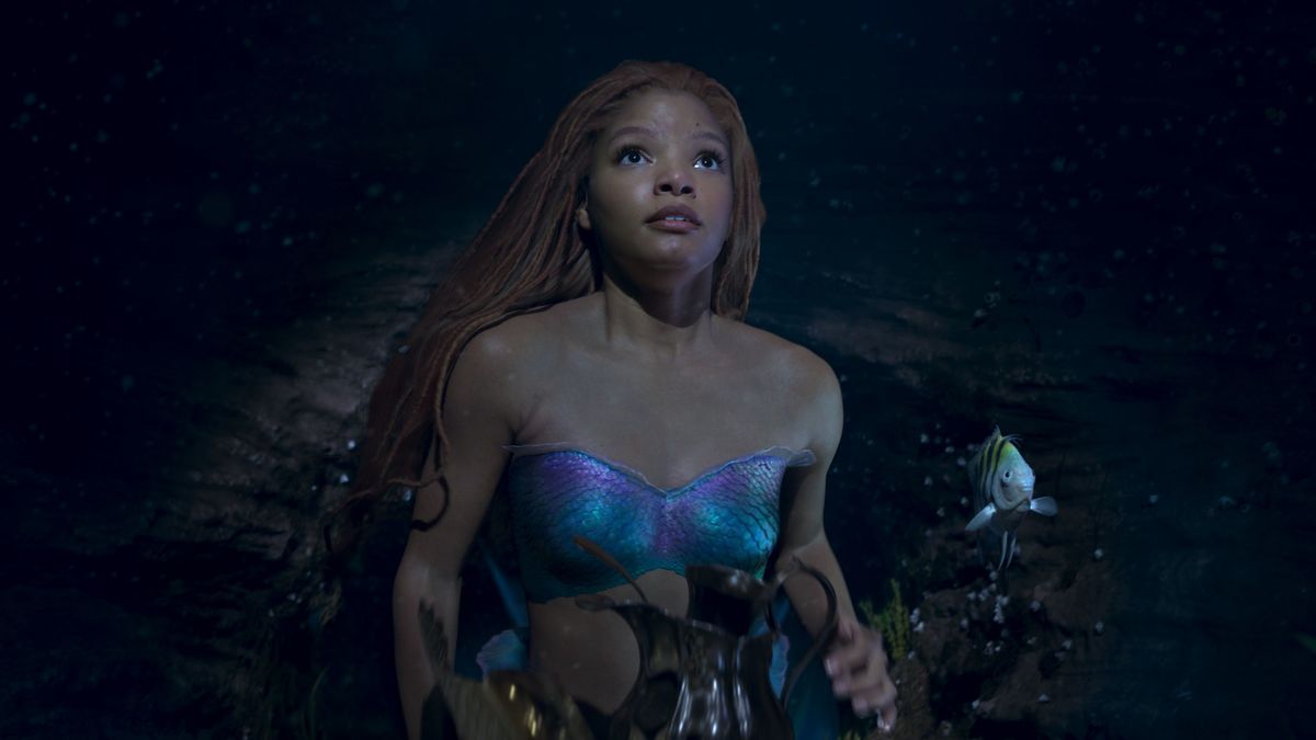 Ariel (Halle Bailey) with flounder in The Little Mermaid