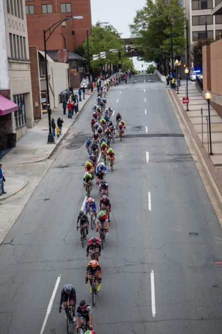The men continue to stay strung out on the descent.