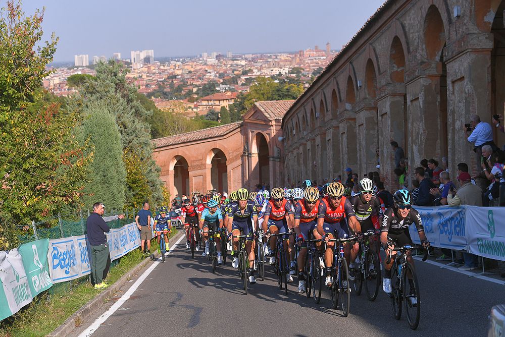 The peloton in action in Giro dell'Emilia