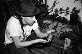Maynard James Keenan at the Jello loft in Hollywood with a pet salamander, November 1991
