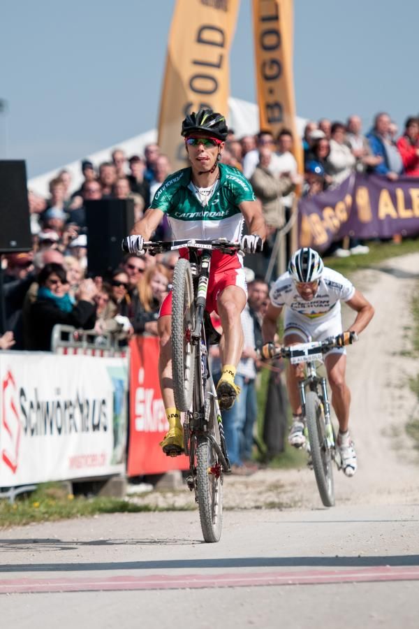 Marco Fontana pulls a wheelie as he wins the race for Cannondale.
