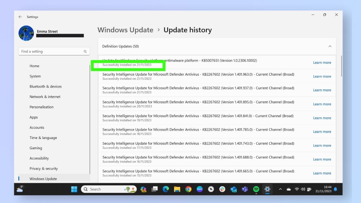 Снимок экрана, демонстрирующий действия, необходимые для обновления Windows 11: информация истории обновлений