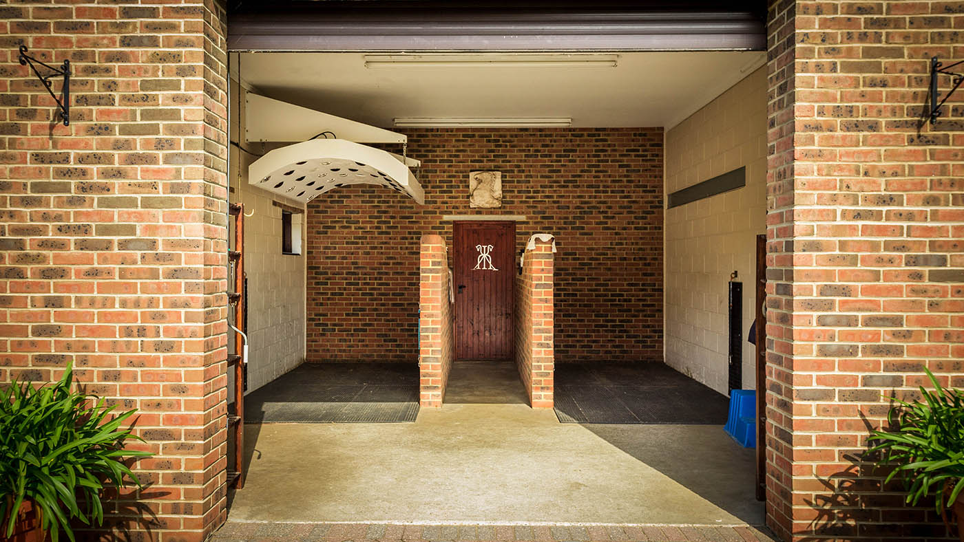 Moat-House-100