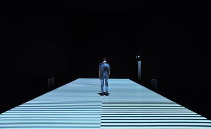 2021年，在伦敦斯特兰德街180号，池田良治(Ryoji Ikeda)正在测试声音和视频作品的图案