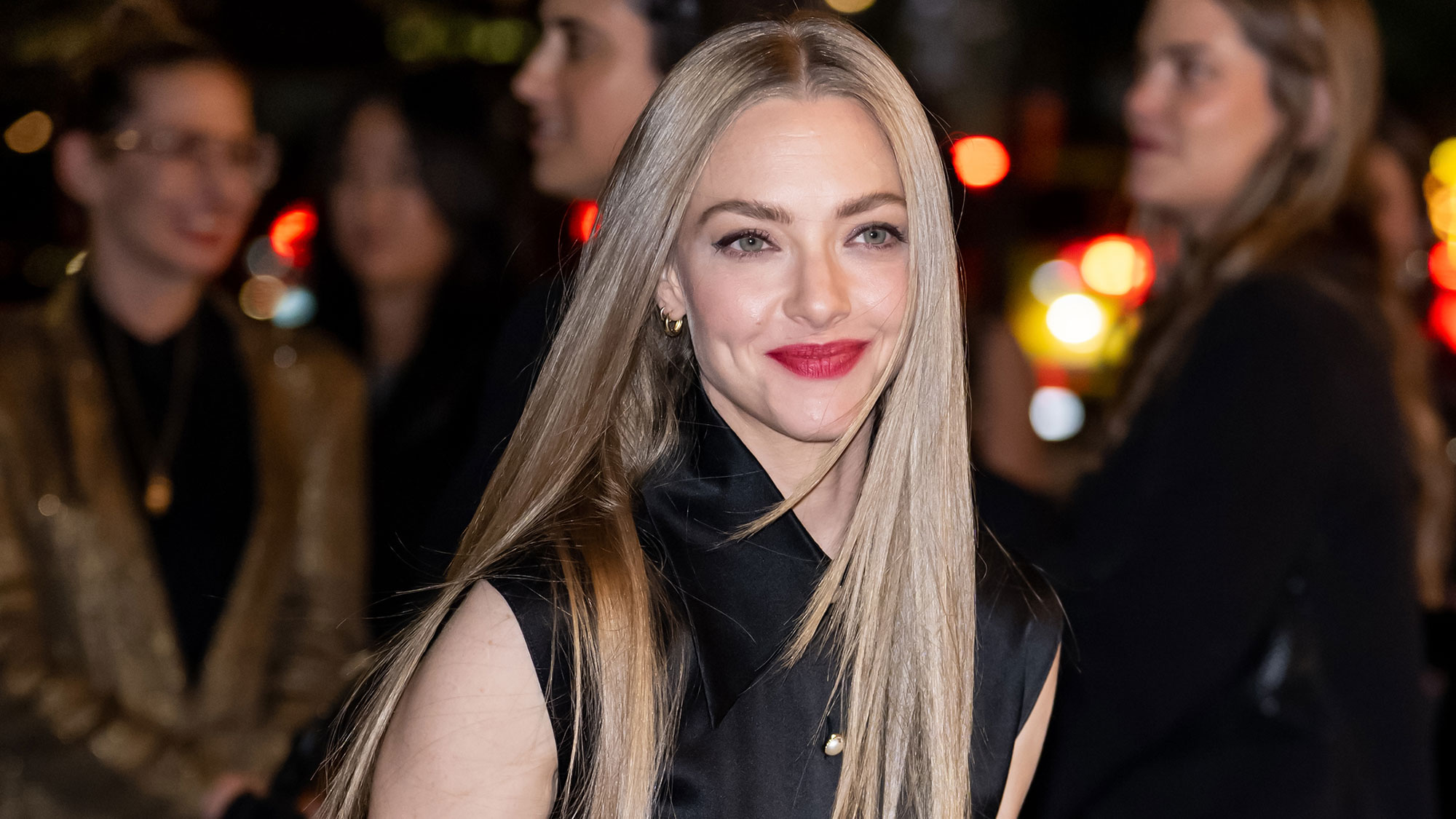 Amanda Seyfried wears pink lipstick and straight hair 