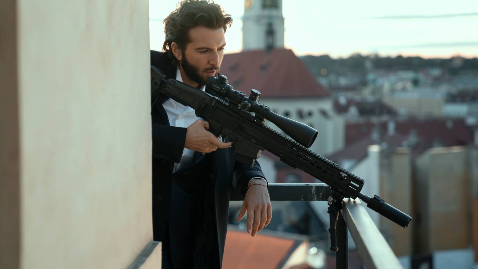 Guy Burnet in Fubar season 2.